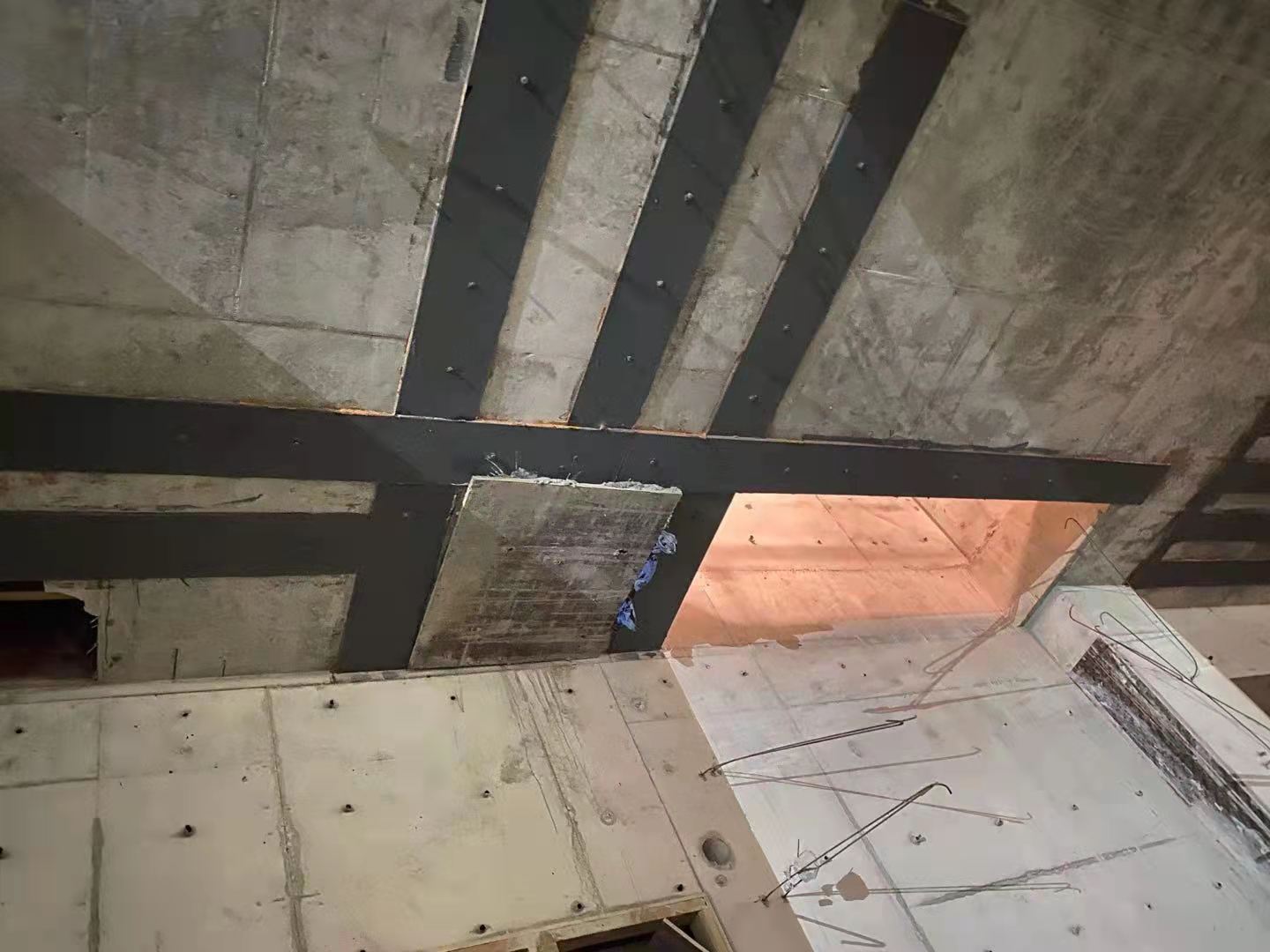 杭州楼板开洞用粘钢加固还是碳纤维布加固